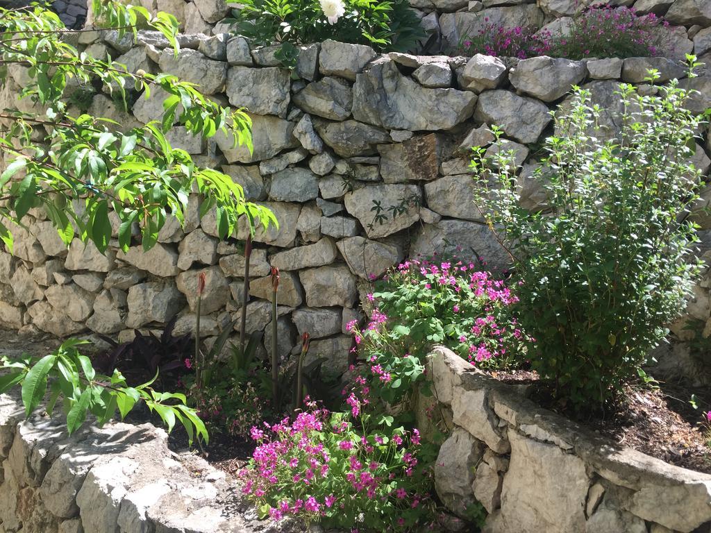 Victoria * Omis